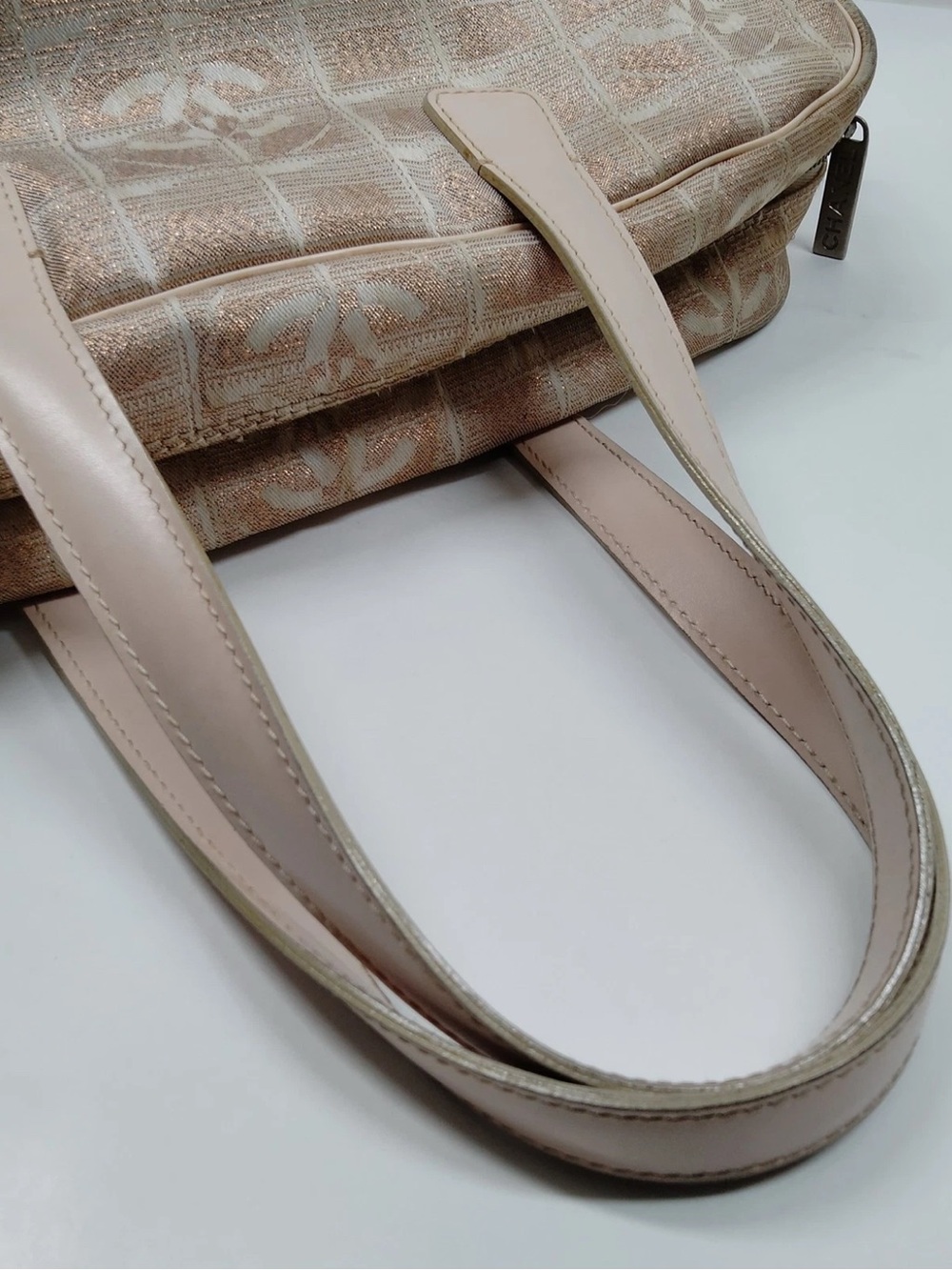 CHANEL GLITTER Logo-Print Shoulder Bag - Picture 4 of 6